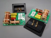 Crossover a 2 vie ad alte prestazioni Mavin Classe per 500 watt RMS, con potenza elevata a 3400 Hz. vid 8 ohm nominale. Il prezzo è per un crossover